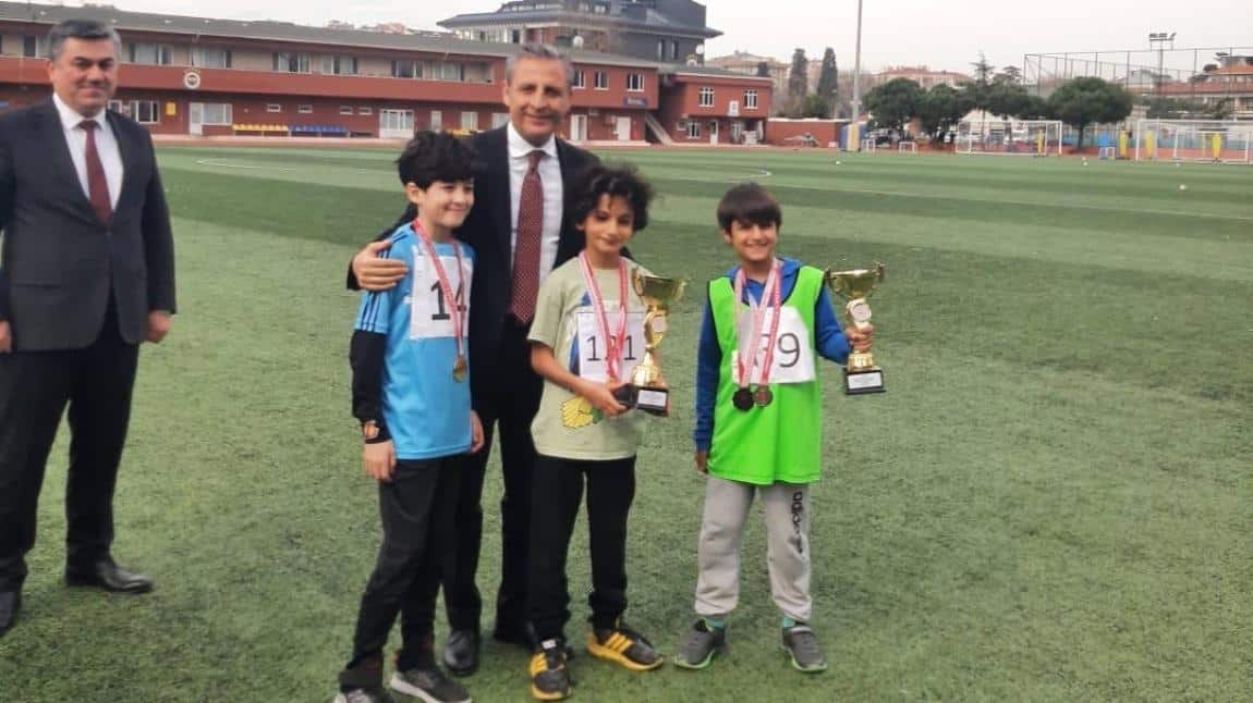 Petrol Ofisi Okul Spor Kulüpleri adı altında Valiliğimizin düzenlediği Atletizm turnuvasında okulumuz öğrencisi Alen Özdemir İlçe 1. si olmuştur.